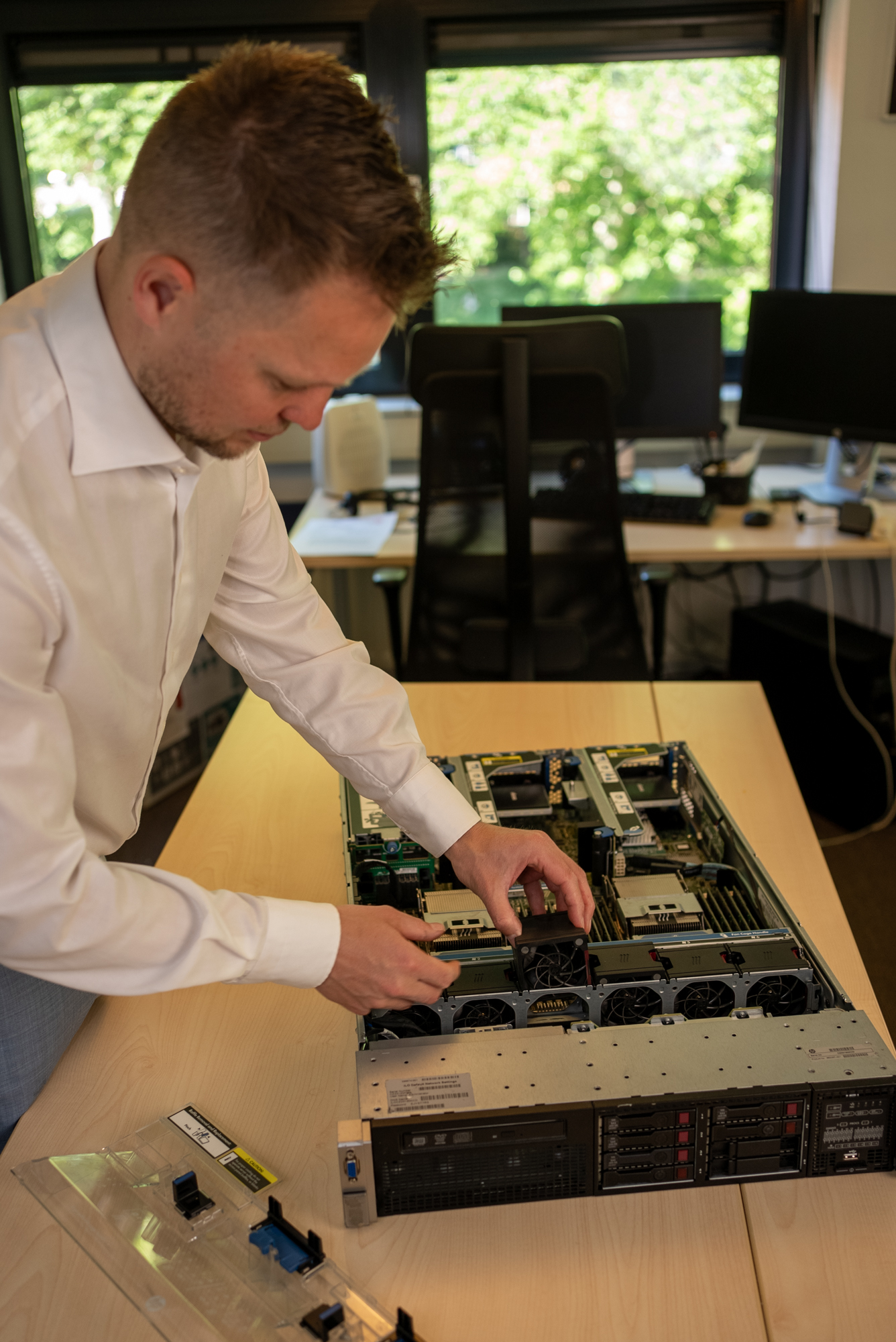 Bart - Technisch Specialist met network switch